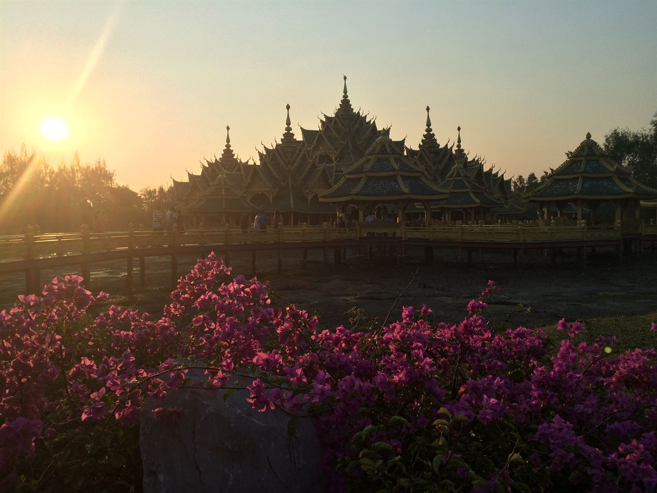 Thaise tempel bij zonsondergang